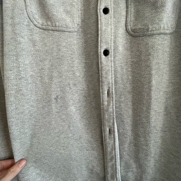 TWO Faherty Legend sweater shirts in grey twill and olive - Picture 14 of 16